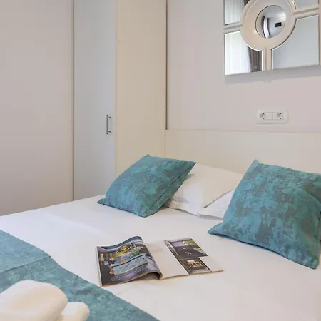 Beachfront Providenca With Free Parking Daire Makarska