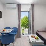 Beachfront Providenca With Free Parking Apartamento