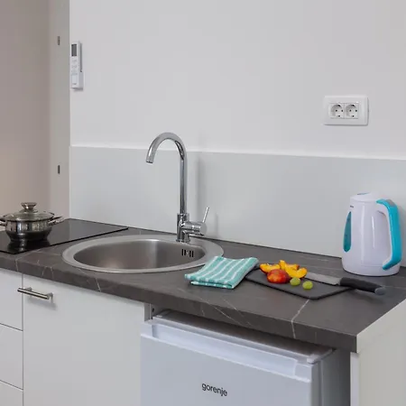 Beachfront Providenca With Free Parking Apartman