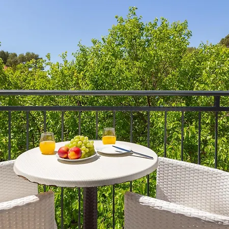 Beachfront Providenca With Free Parking Apartman