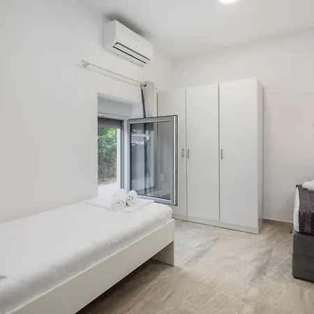 Beachfront Providenca With Free Parking Apartman *