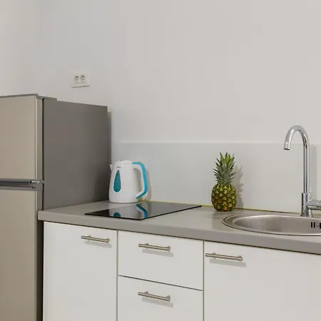 Beachfront Providenca With Free Parking Apartman