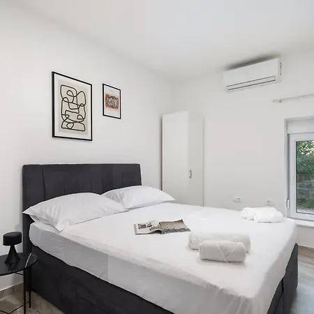 Beachfront Providenca With Free Parking Apartman